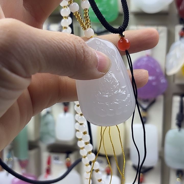 懂***人石英质玉未镶嵌颈饰