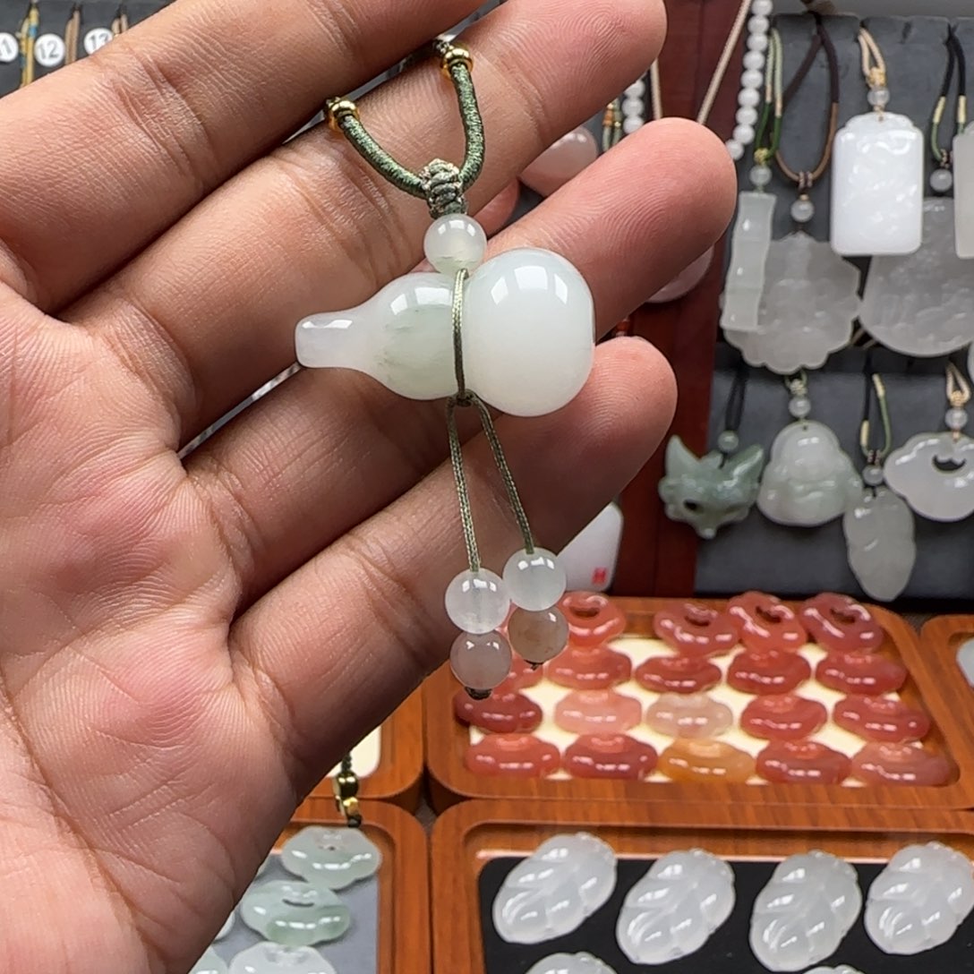 颈饰未镶嵌石英岩玉