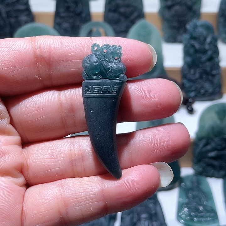 定制翡翠未镶嵌龙牙