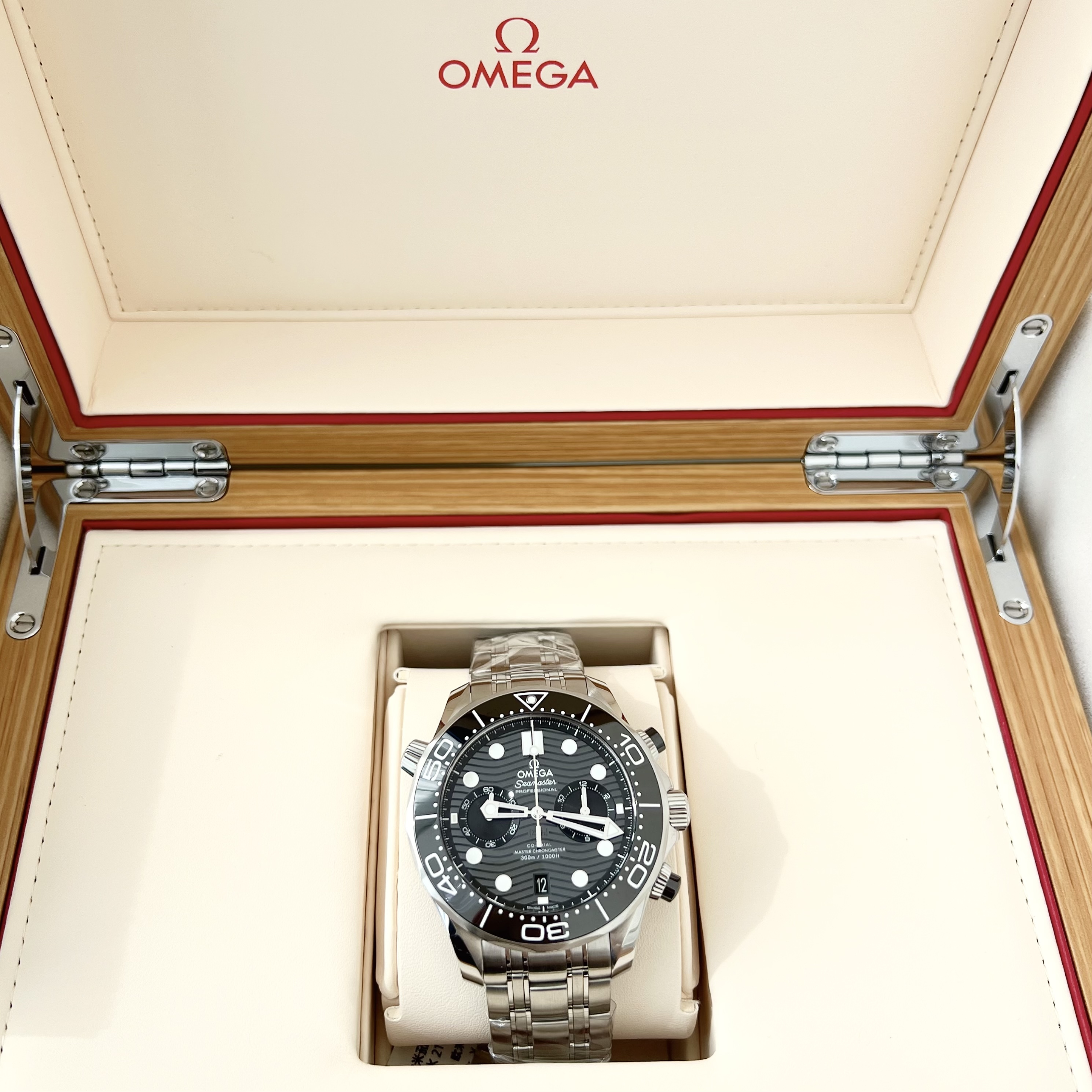 99新 Omega/欧米茄 7姐专场/ 黑陶瓷 海马300 自动机械腕表 44mm
