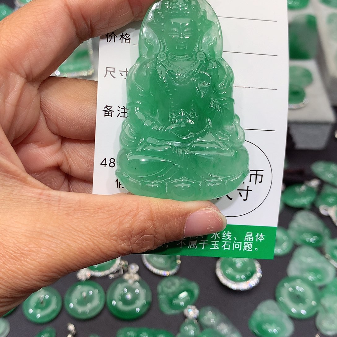 颈饰未镶嵌石英质玉（非洲翠）