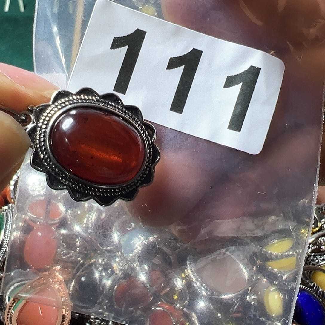 血珀颈饰未镶嵌血珀吊坠带皮绳发货