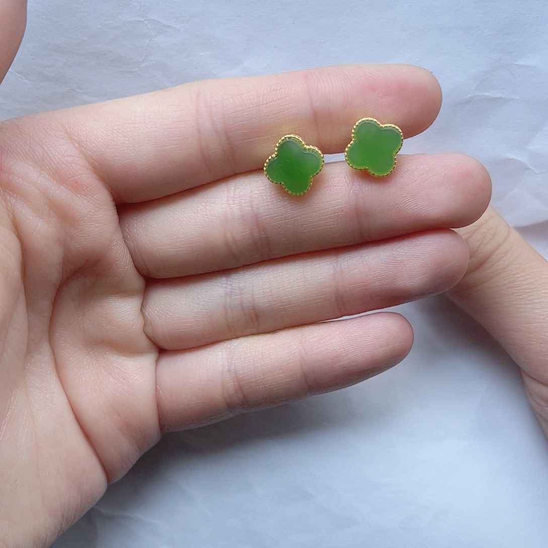 和田玉耳钉。k k银S925镶嵌