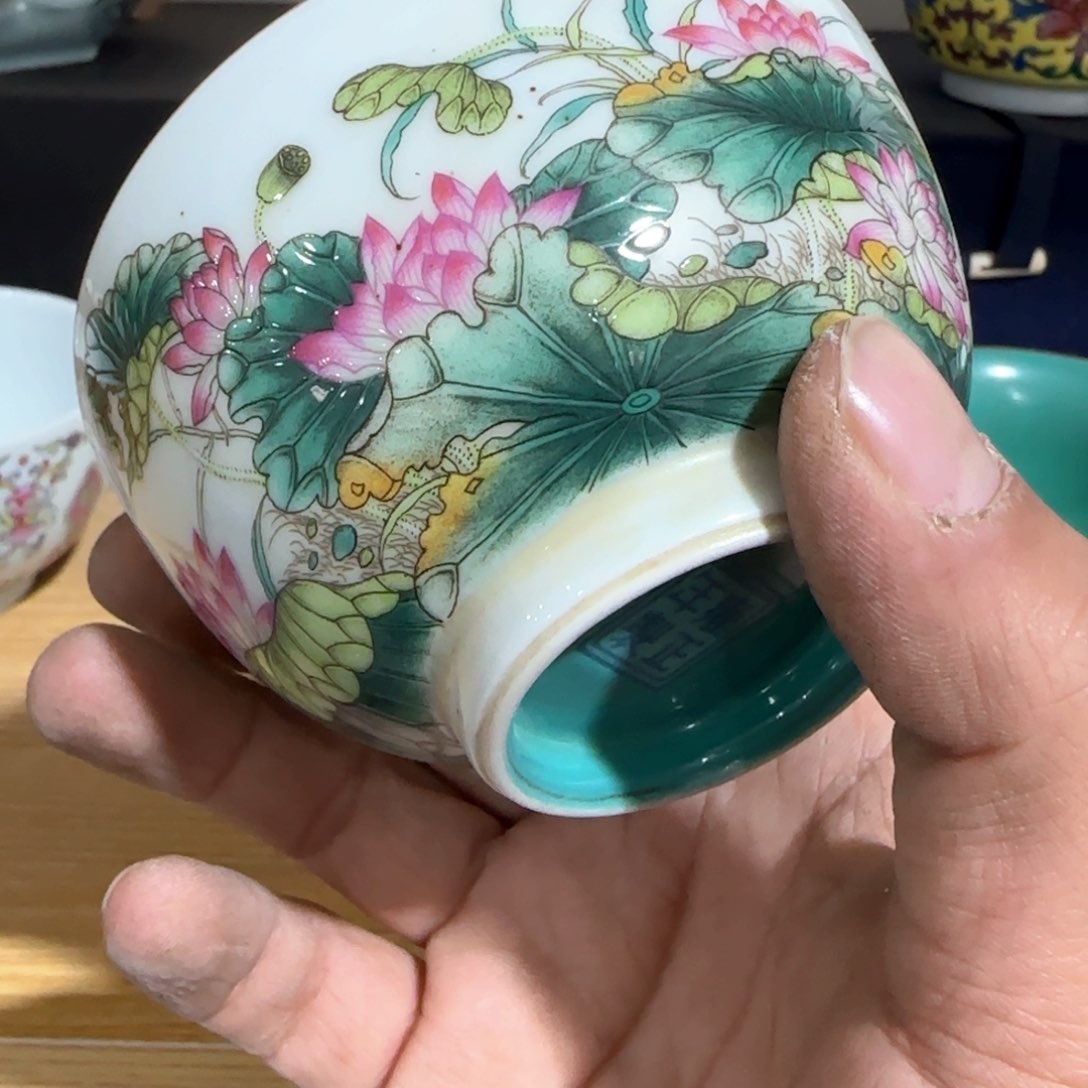 瓷片瓷器上还有两条长线上镌刻