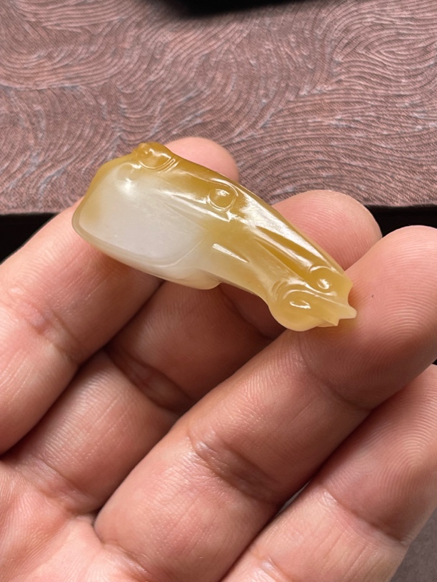 新疆和田玉且末金山糖白玉苏工马首挂件