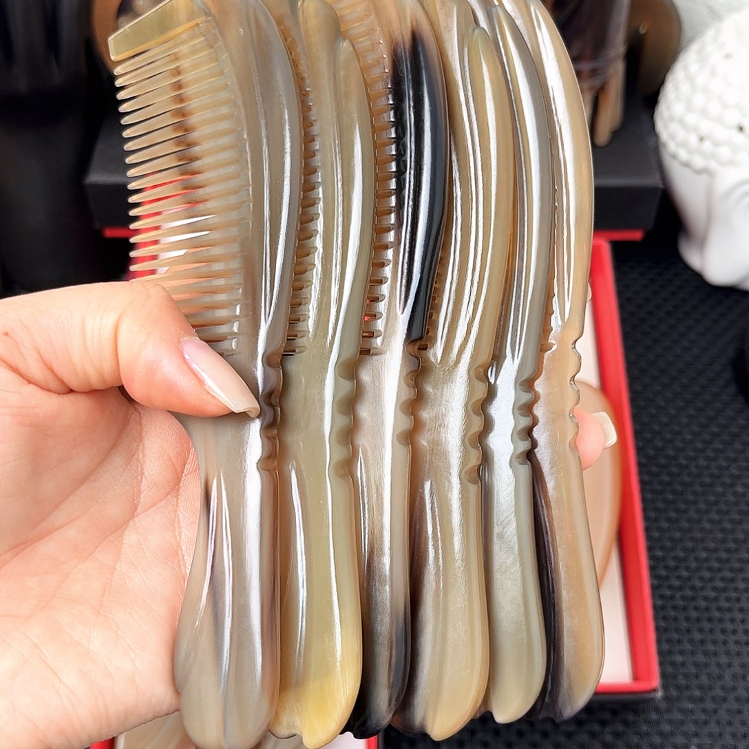 纯手工制作纯牛角梳子