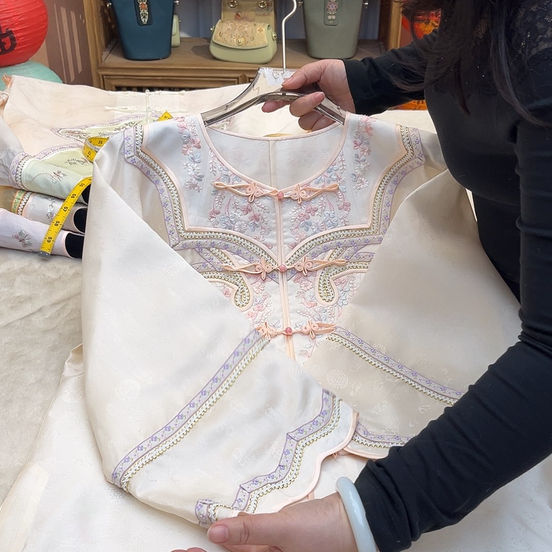 刺绣欧根纱上衣104成衣胸围