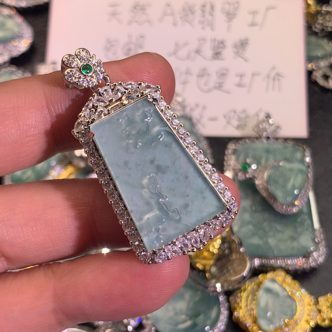 翡翠颈饰未镶嵌鹿牌