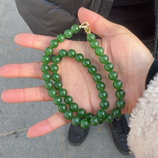 和田玉颈饰未镶嵌俄罗斯卡10冰辣阳绿，小点