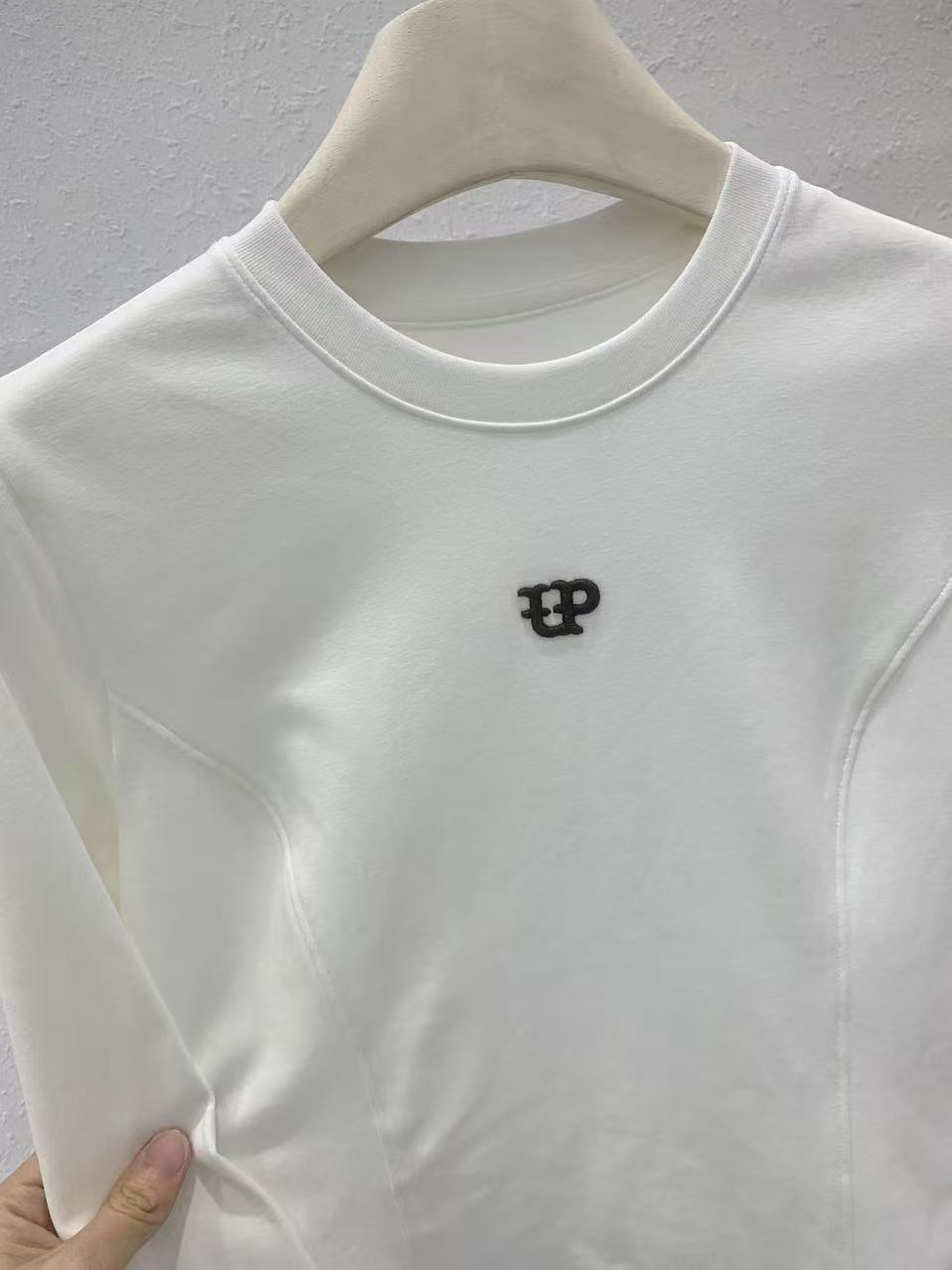 红 刺绣印花打底衫女圆领修身长袖时尚简约百搭