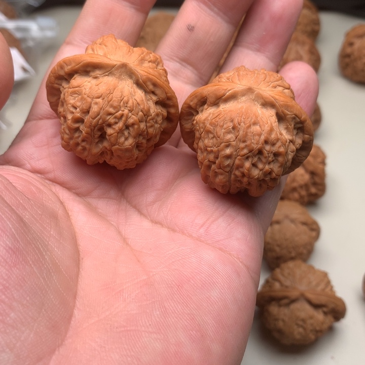 L***J吊坠文玩核桃血麒麟