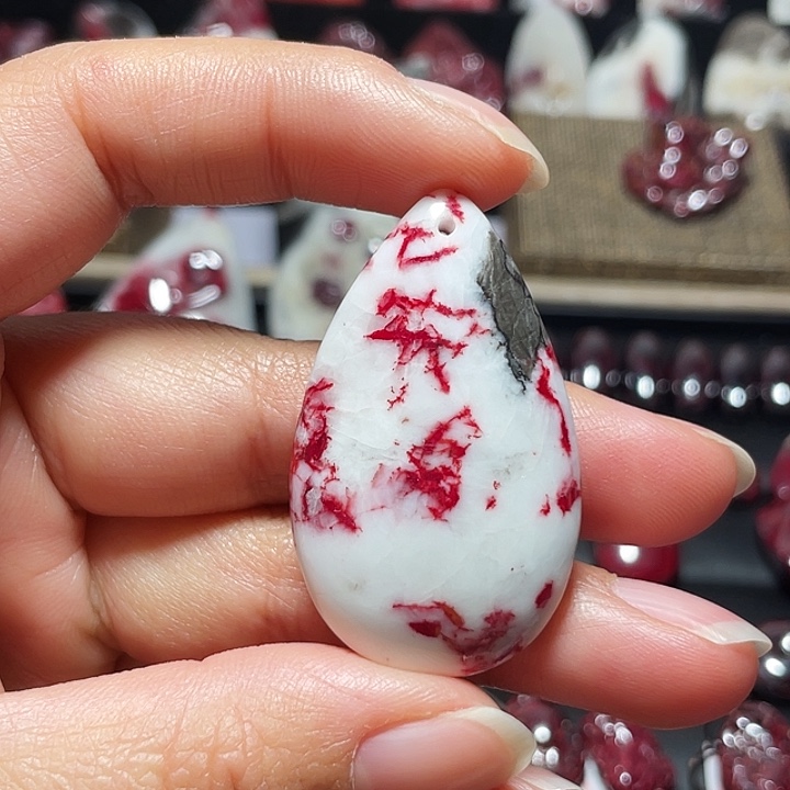 天然辰砂原石吊坠