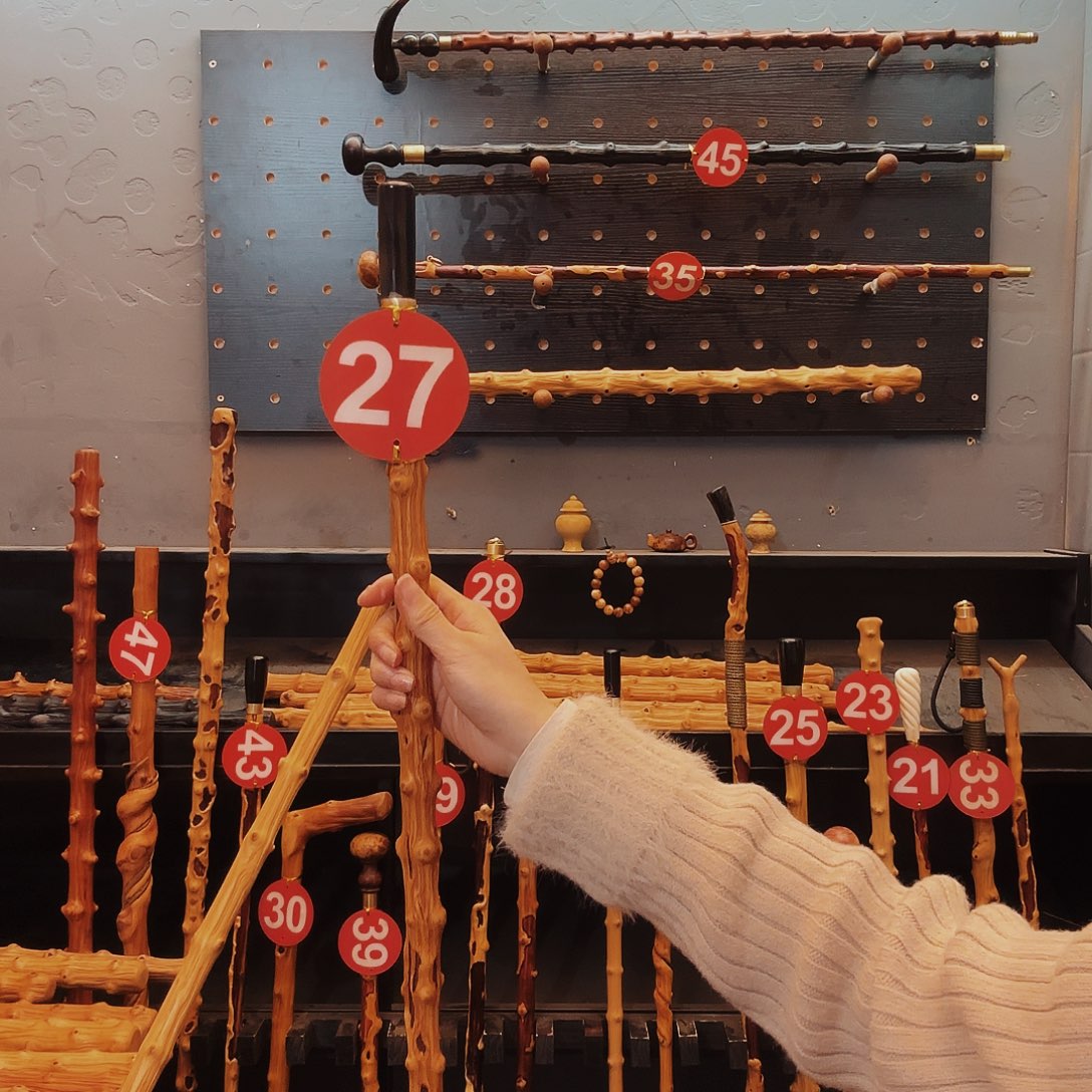 范***涂105公分左右长，精品疤棍手杖