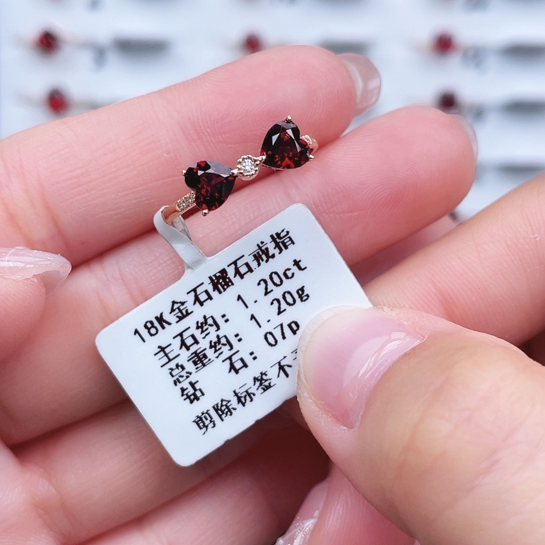 18K金镶嵌吊坠(不含链)石榴石