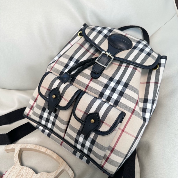 95新 BURBERRY/博柏利 格纹双兜翻盖双肩包 底长23 063587