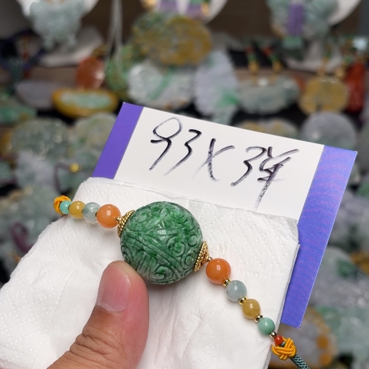 翡翠未镶嵌颈饰豆**。吊坠