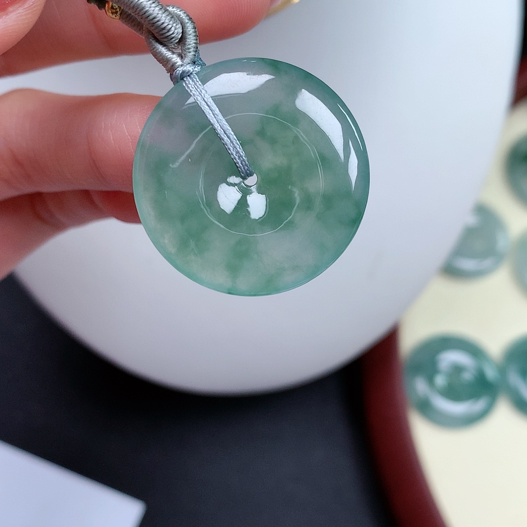 翡翠颈饰未镶嵌平安扣