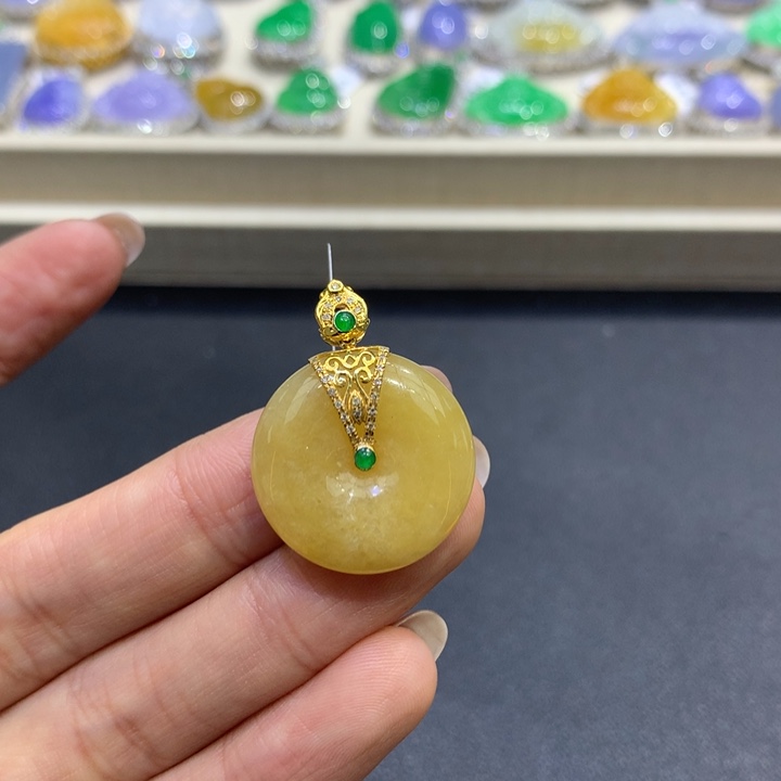 翡翠颈饰18K金镶嵌翡翠吊坠