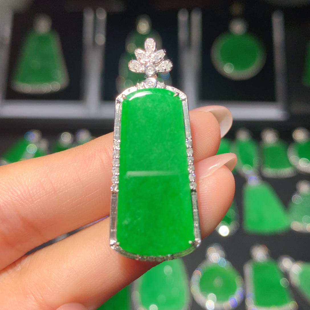 翡翠18K金镶嵌颈饰翡翠