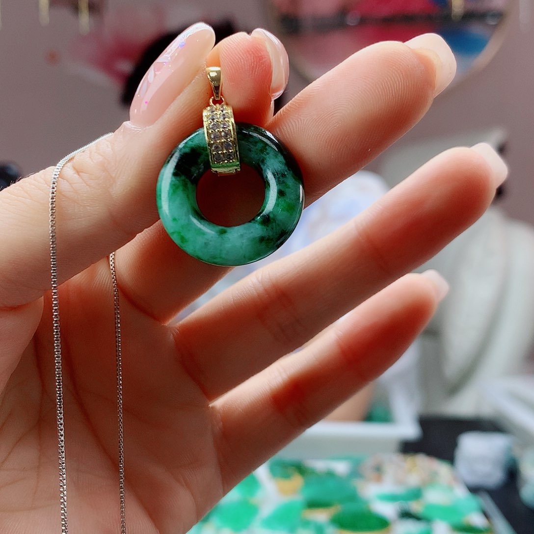 翡翠未镶嵌吊坠(赠链)