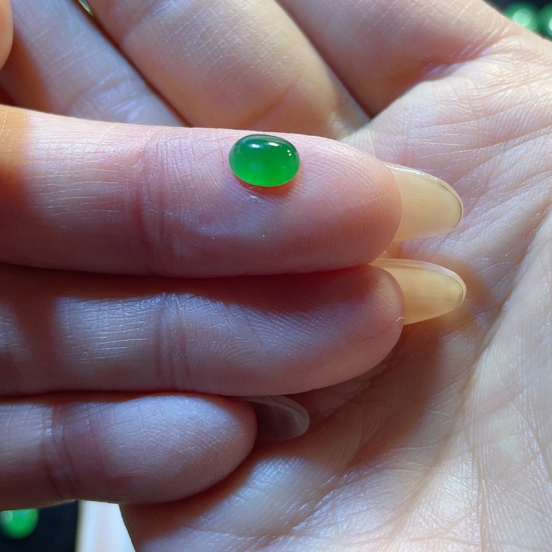 翡翠颈饰未镶嵌蛋面