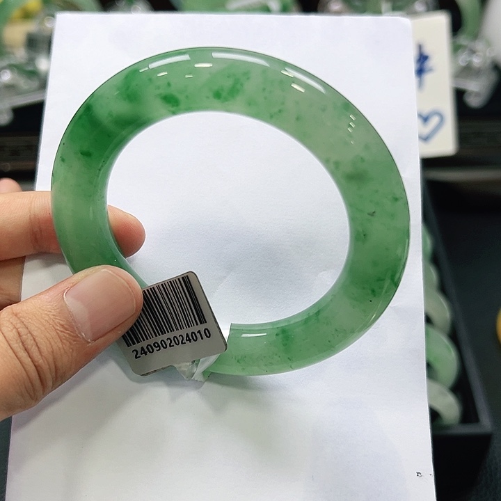 雨***儿未镶嵌手镯石英质玉（非洲翠）