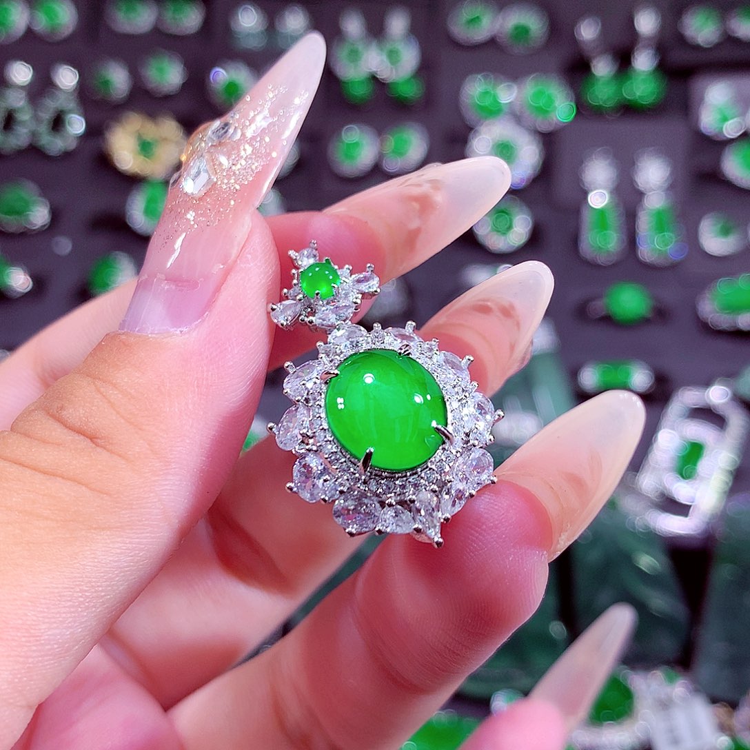 翡翠未镶嵌颈饰挂件