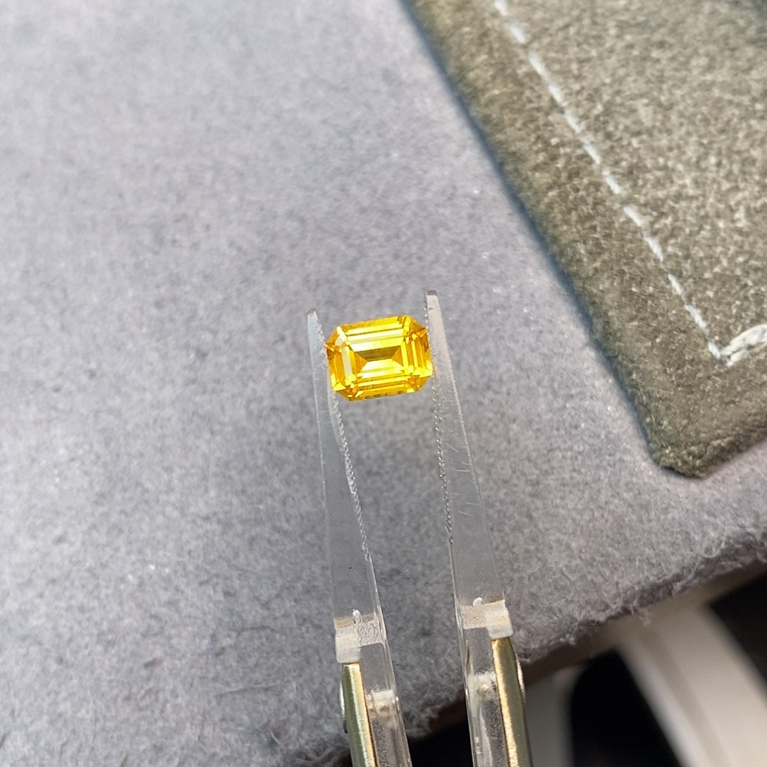 彩色蓝宝石裸石1.6ct 金丝雀