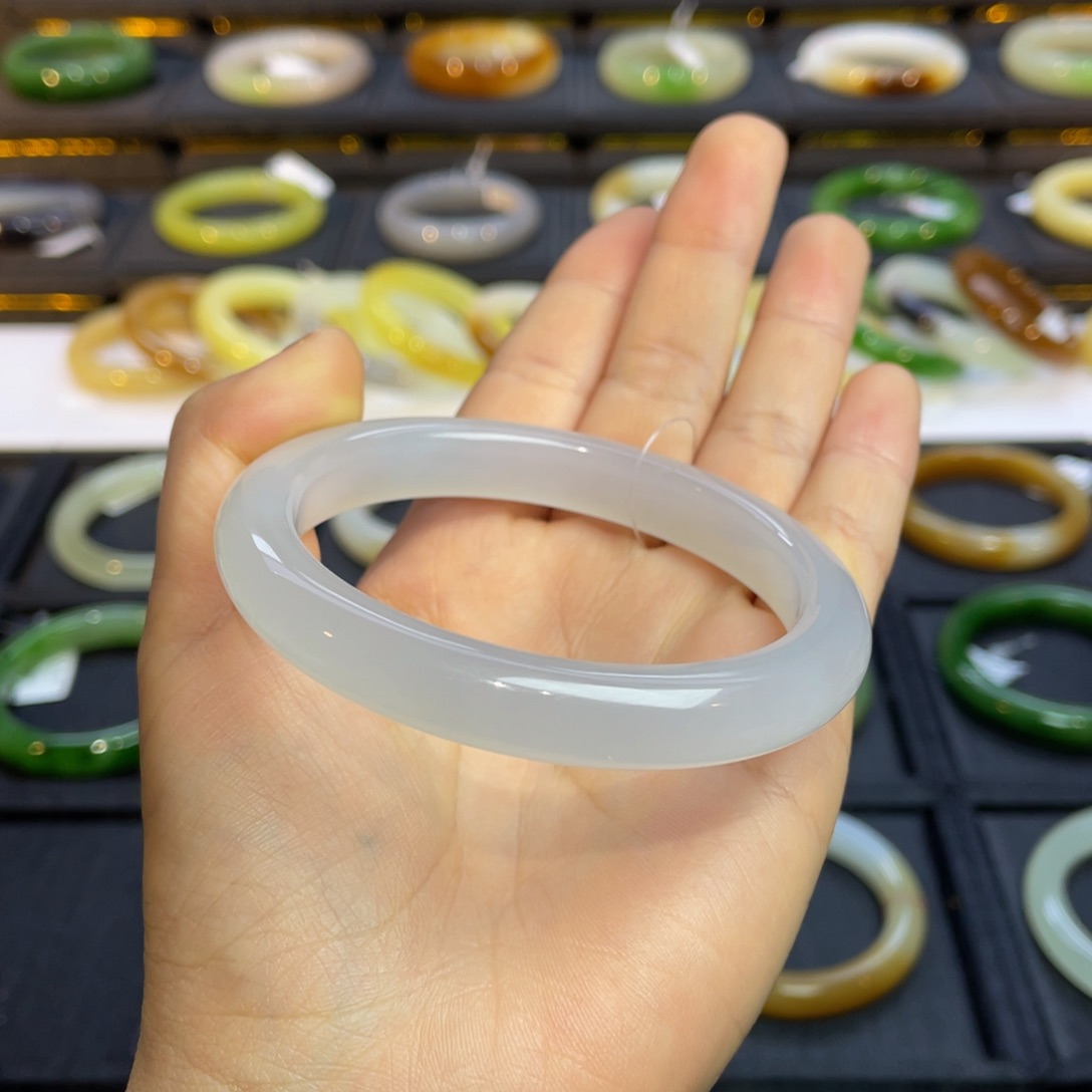 和田玉手镯未镶嵌