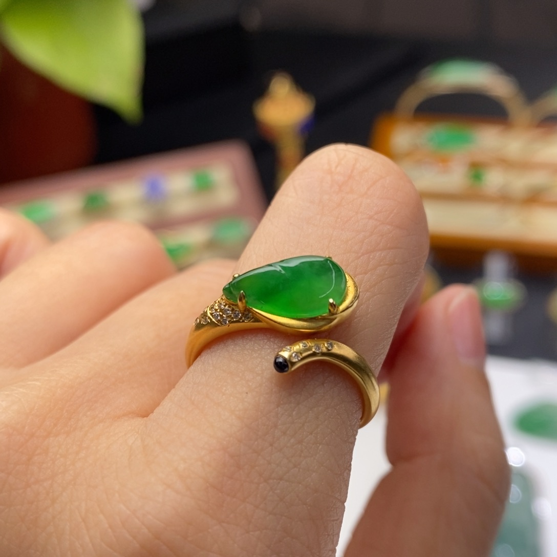 翡翠戒指18K金镶嵌戒指