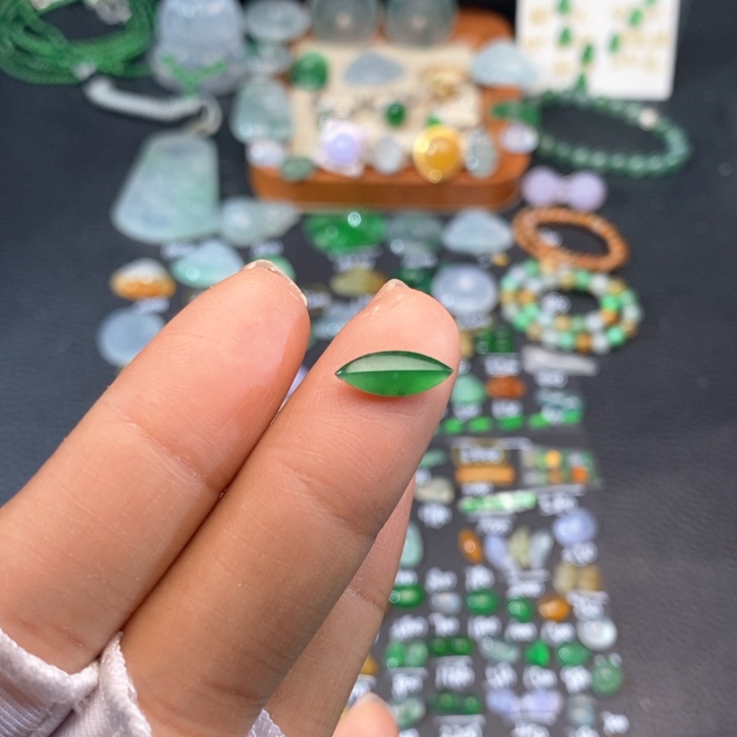 【闪购商品】翡翠挂件未镶嵌马眼