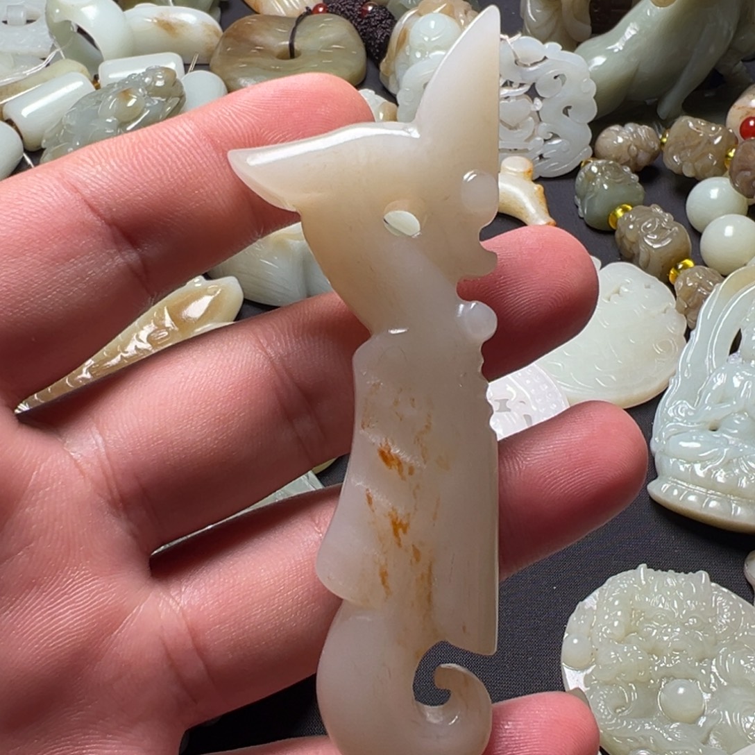 生***事和田玉未镶嵌颈饰