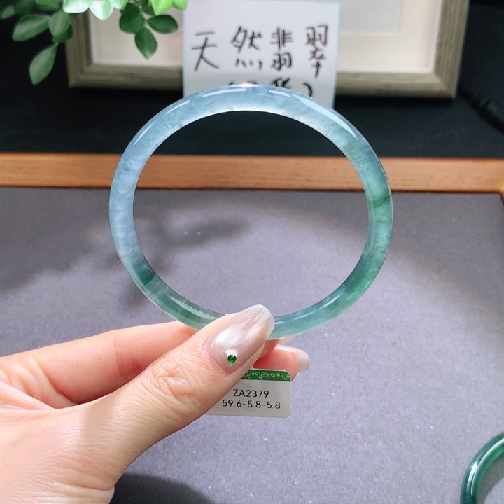 翡翠手镯未镶嵌天然翡翠手镯
