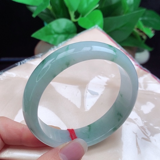 翡翠手镯未镶嵌      正圈59+ 飘绿花 轮胎