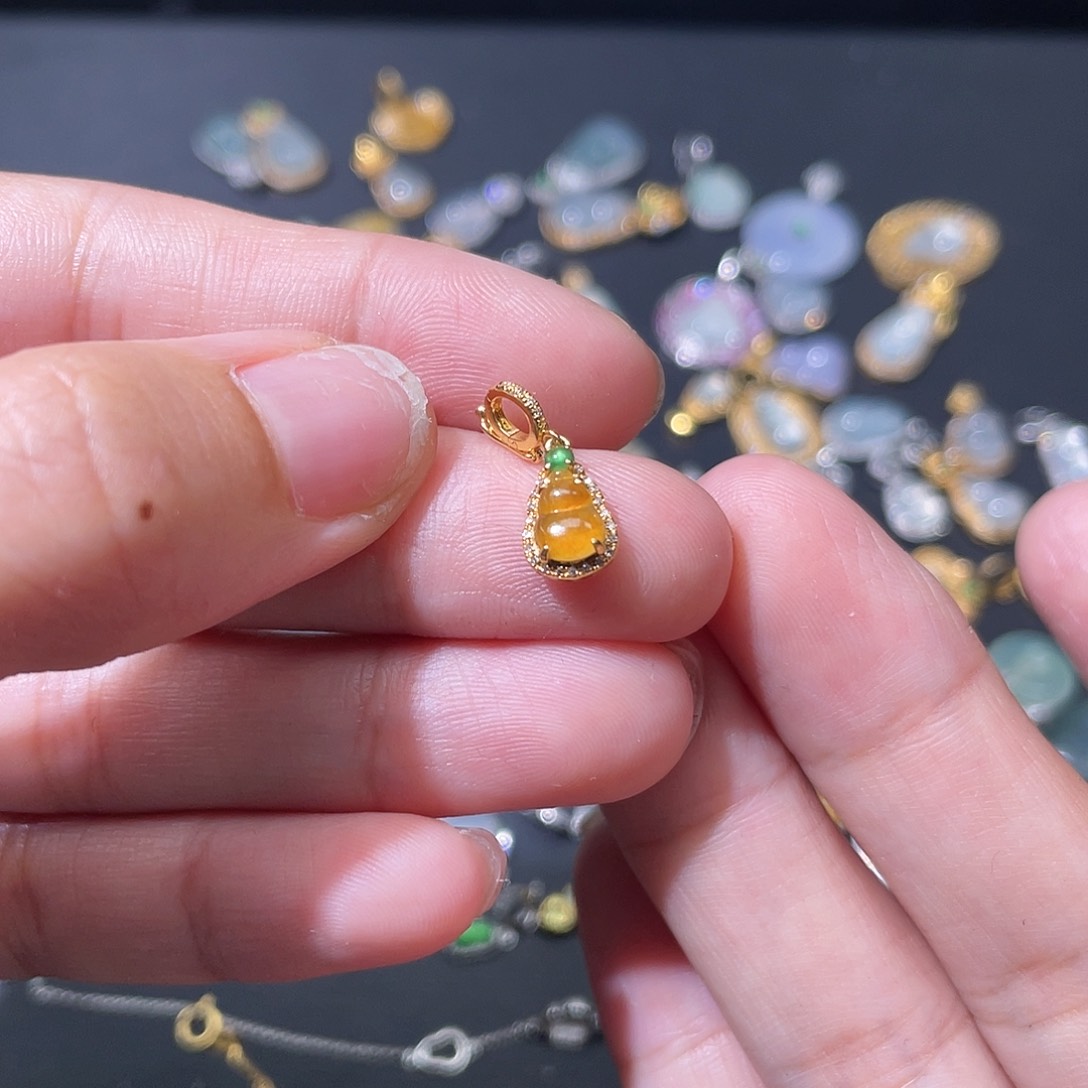 翡翠18K金镶嵌颈饰吊坠