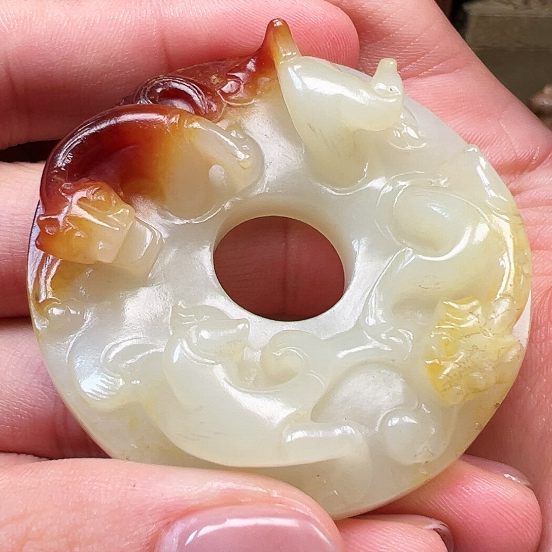 和田玉颈饰未镶嵌福****桌