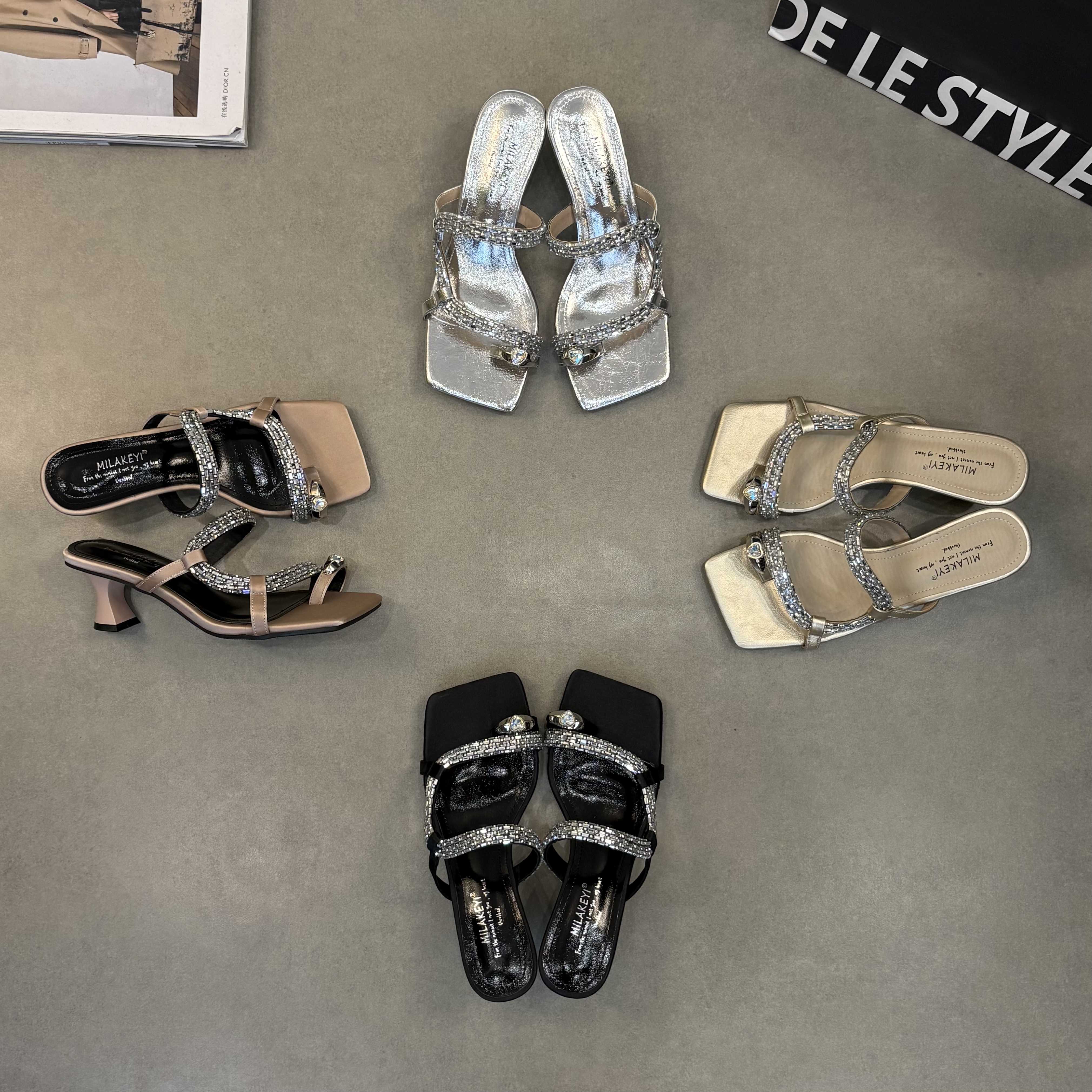 2025年夏季新款爆款套趾水钻带气质百搭款时尚休闲方头中跟女凉拖