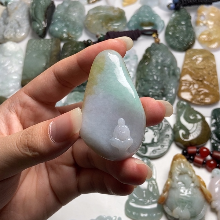 东***行翡翠未镶嵌颈饰悟道