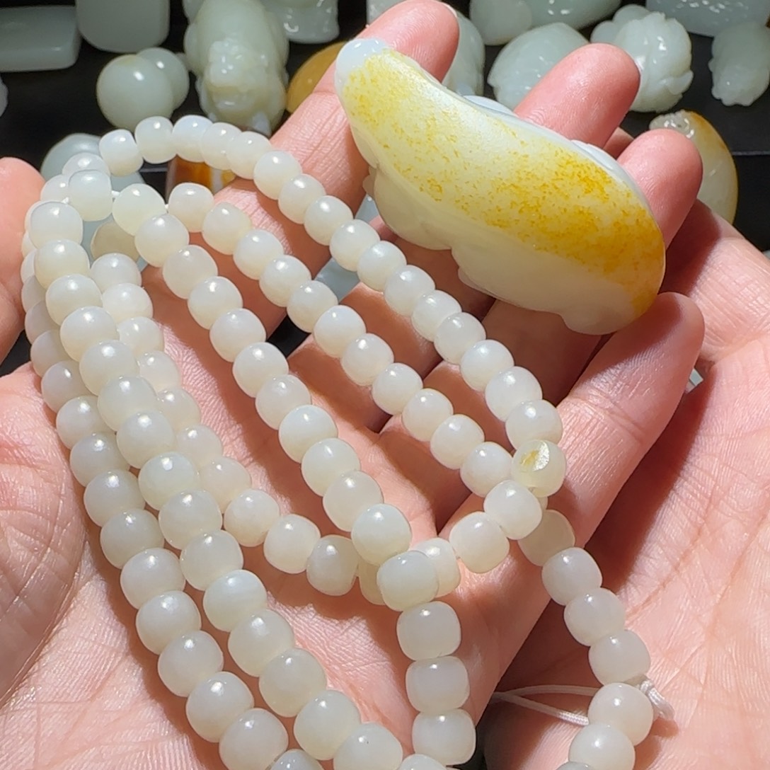 红****和田玉未镶嵌颈饰