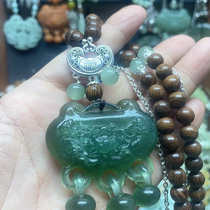 未镶嵌蛇纹石玉颈饰