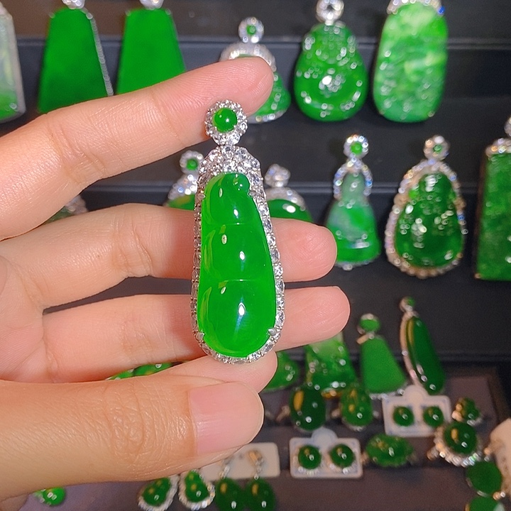 翡翠银S925镶嵌颈饰是