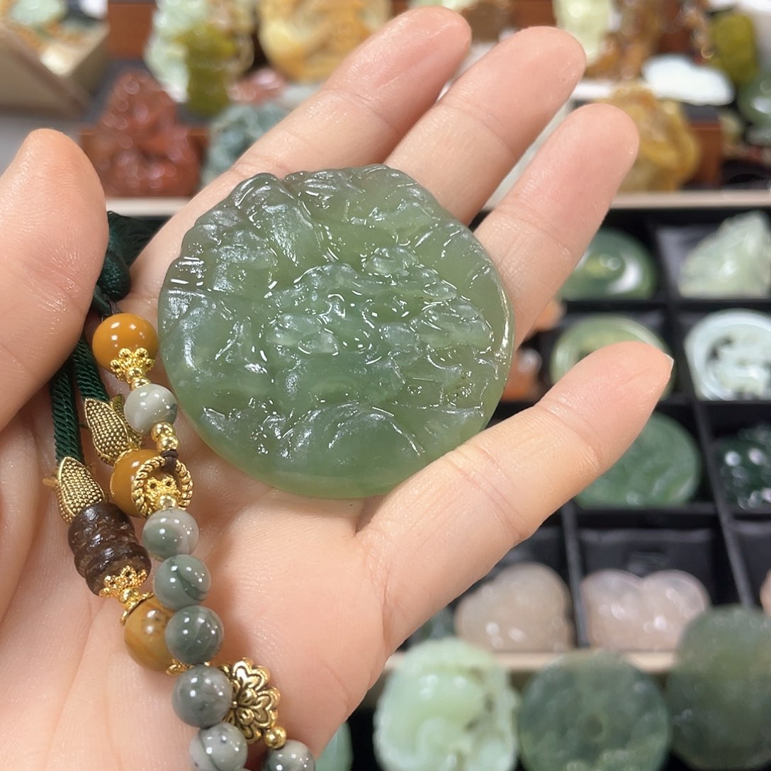 蛇纹石玉颈饰未镶嵌