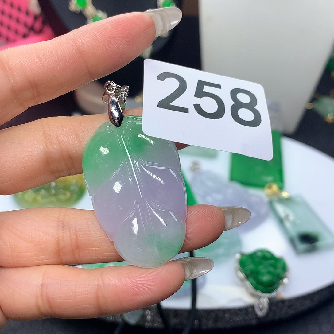 翡翠吊坠(赠链)未镶嵌