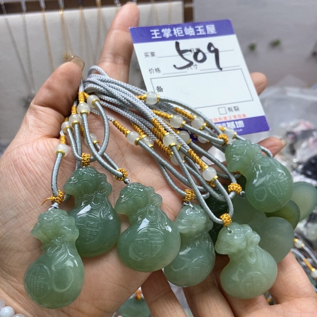 岫玉吊坠吊坠未镶嵌多样性，发一个