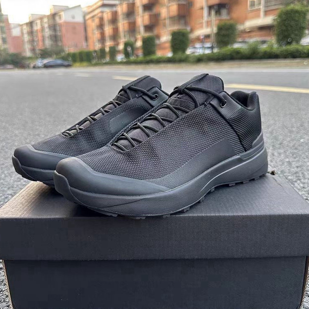 新款刺绣低帮防水耐磨减震户外徒步男女通用运动鞋