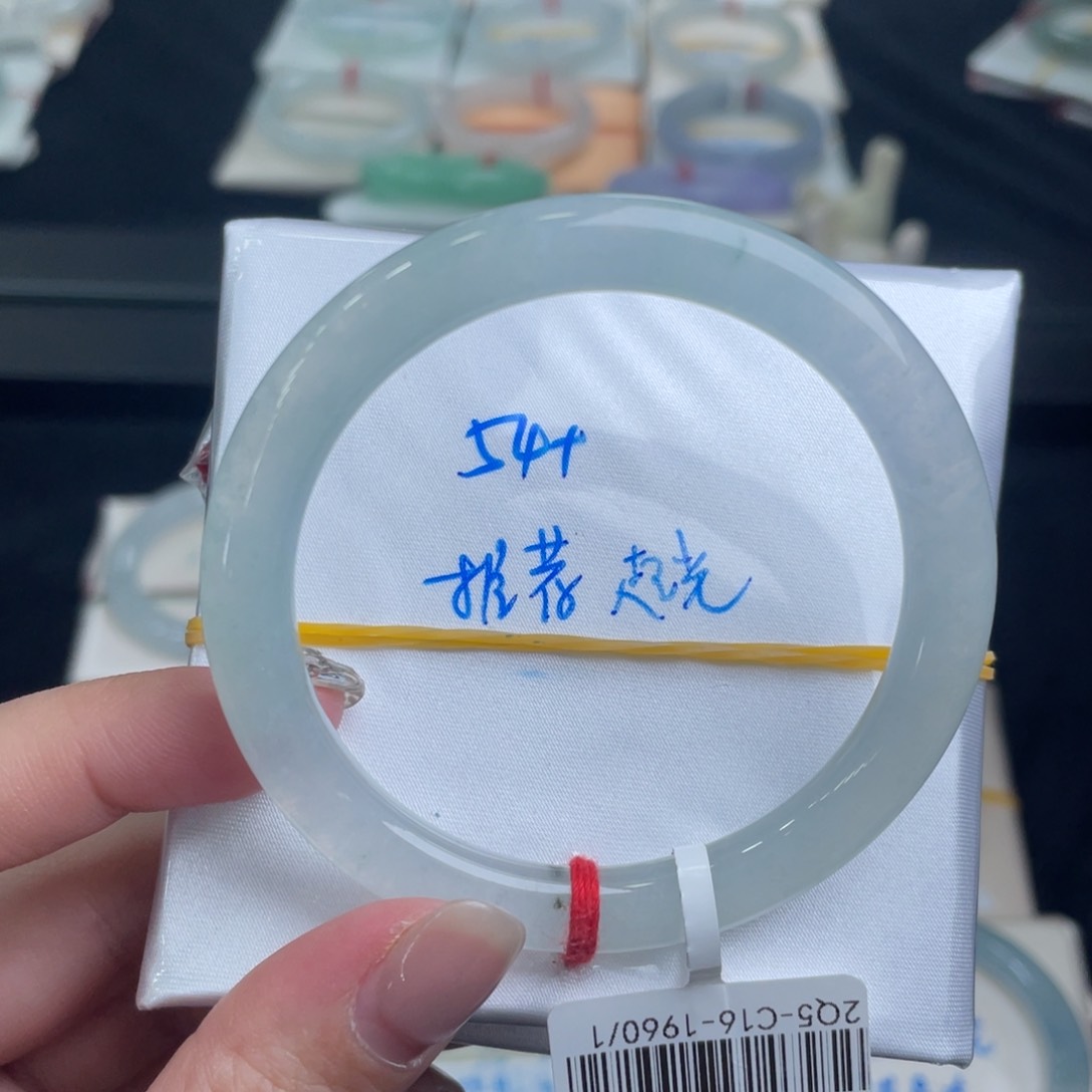 翡翠手镯未镶嵌风***飞翡翠