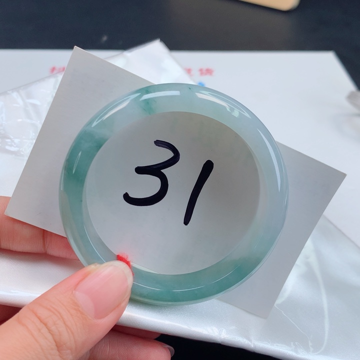 翡翠手镯未镶嵌冰