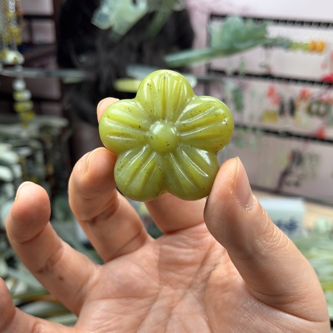 岫玉未镶嵌发饰直径4.5厘米左右，有孔，送绳