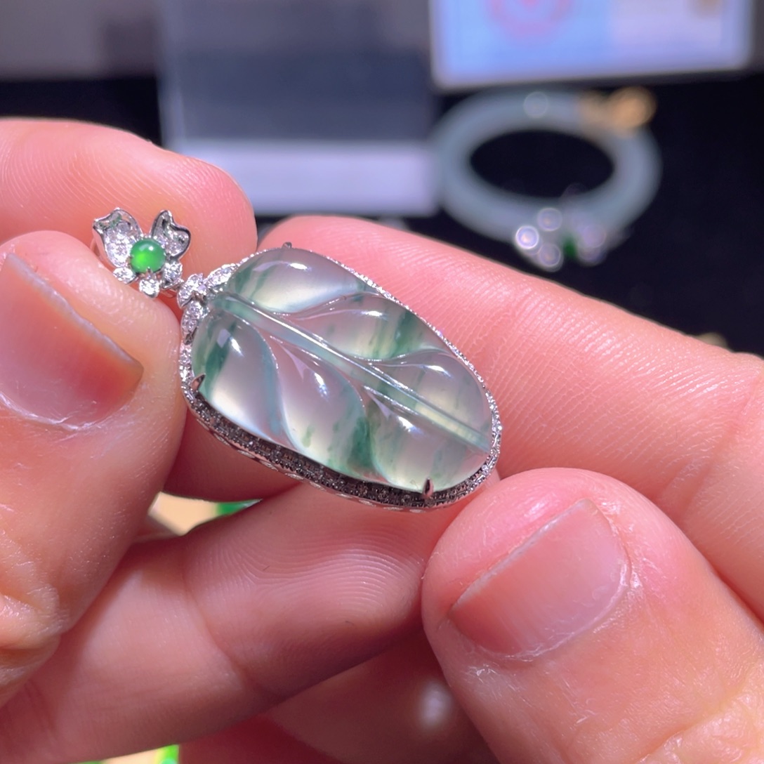 翡翠颈饰18K金镶嵌翡翠