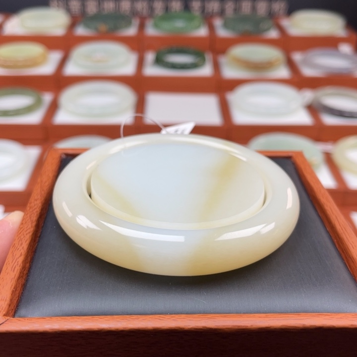 和田玉手镯未镶嵌芭莎糖粉